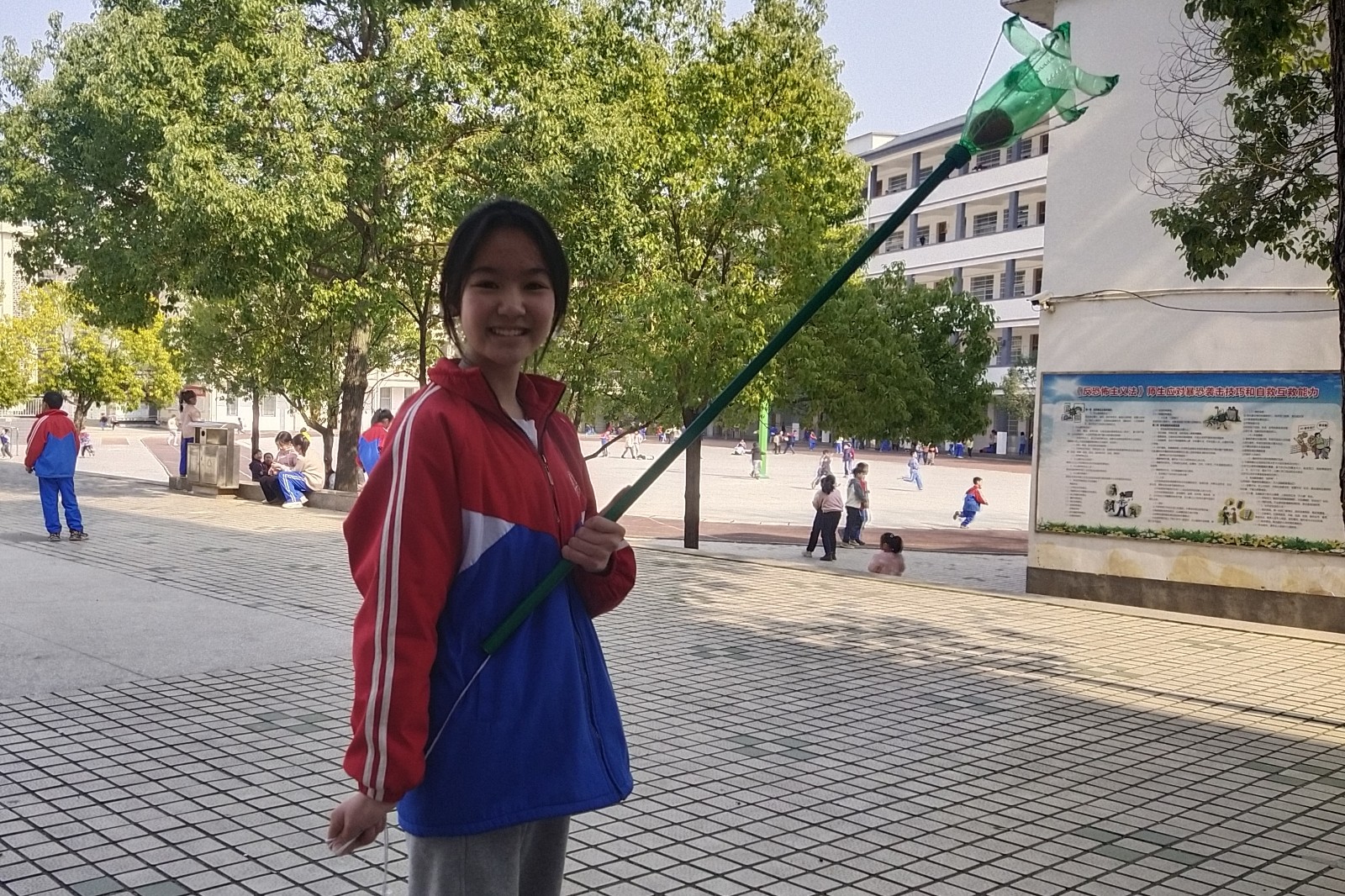 何珞桐正在展示“超级摘桃辅助器”.jpg