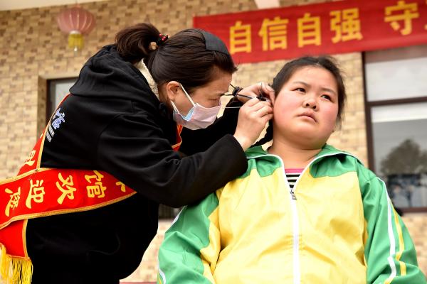 慈利县记忆采耳馆的志愿者在给孩子们采耳(1).jpg
